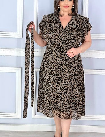 Elegantes Kleid mit Leopardenmuster und V-Ausschnitt.