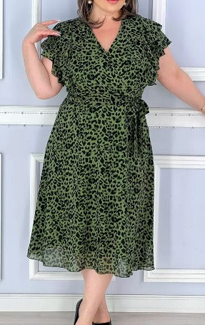 Elegantes Kleid mit Leopardenmuster und V-Ausschnitt.